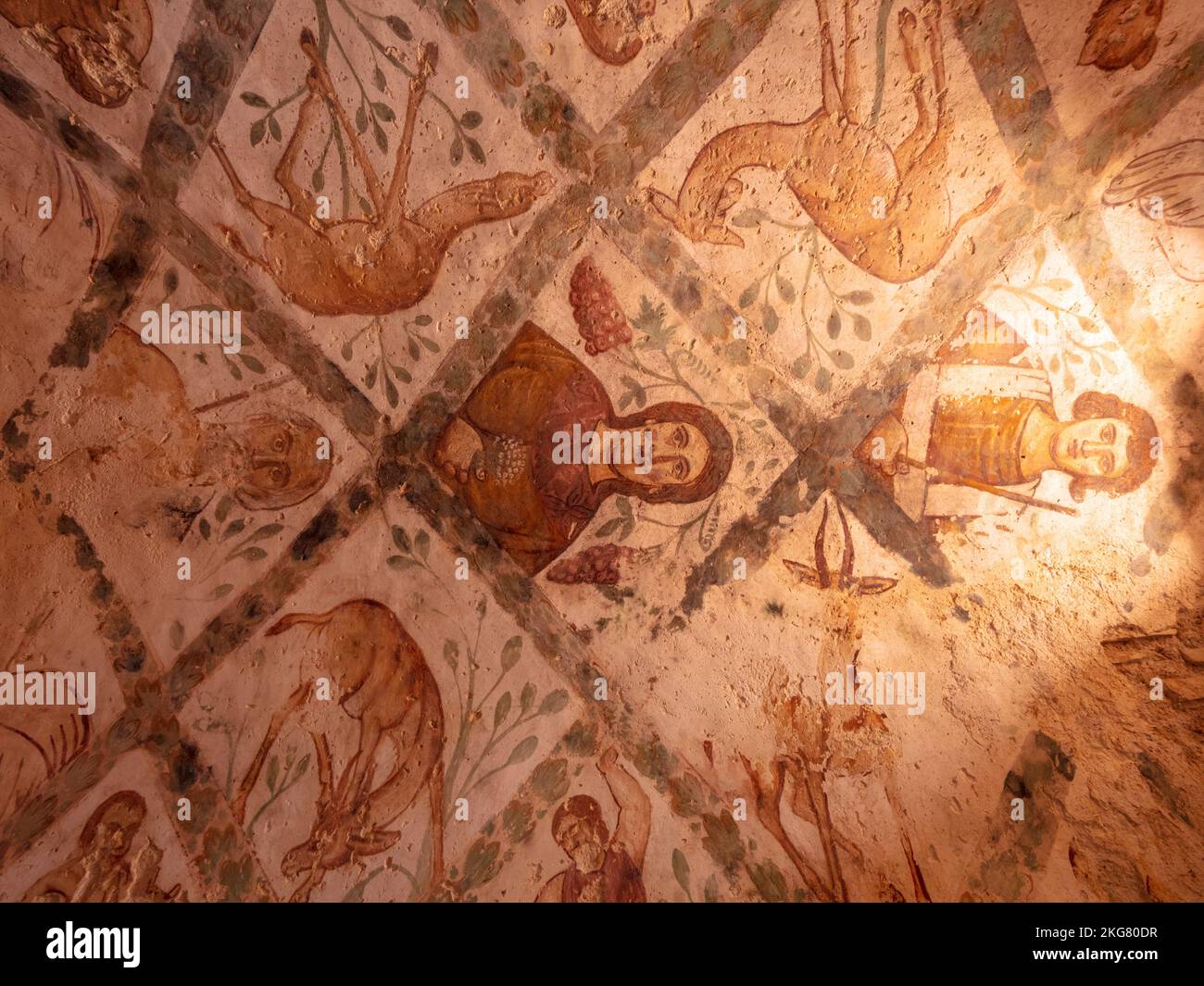 Le plafond de l'Amra de Qusayr avec des fresques anciennes fascinantes des animaux et des humains Banque D'Images