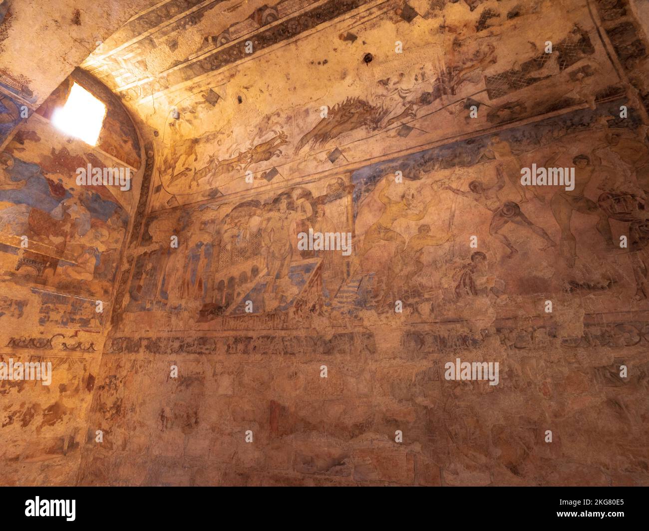 Les murs intérieurs du château de Qusayr Amra avec des fresques anciennes fascinantes des humains et des animaux Banque D'Images