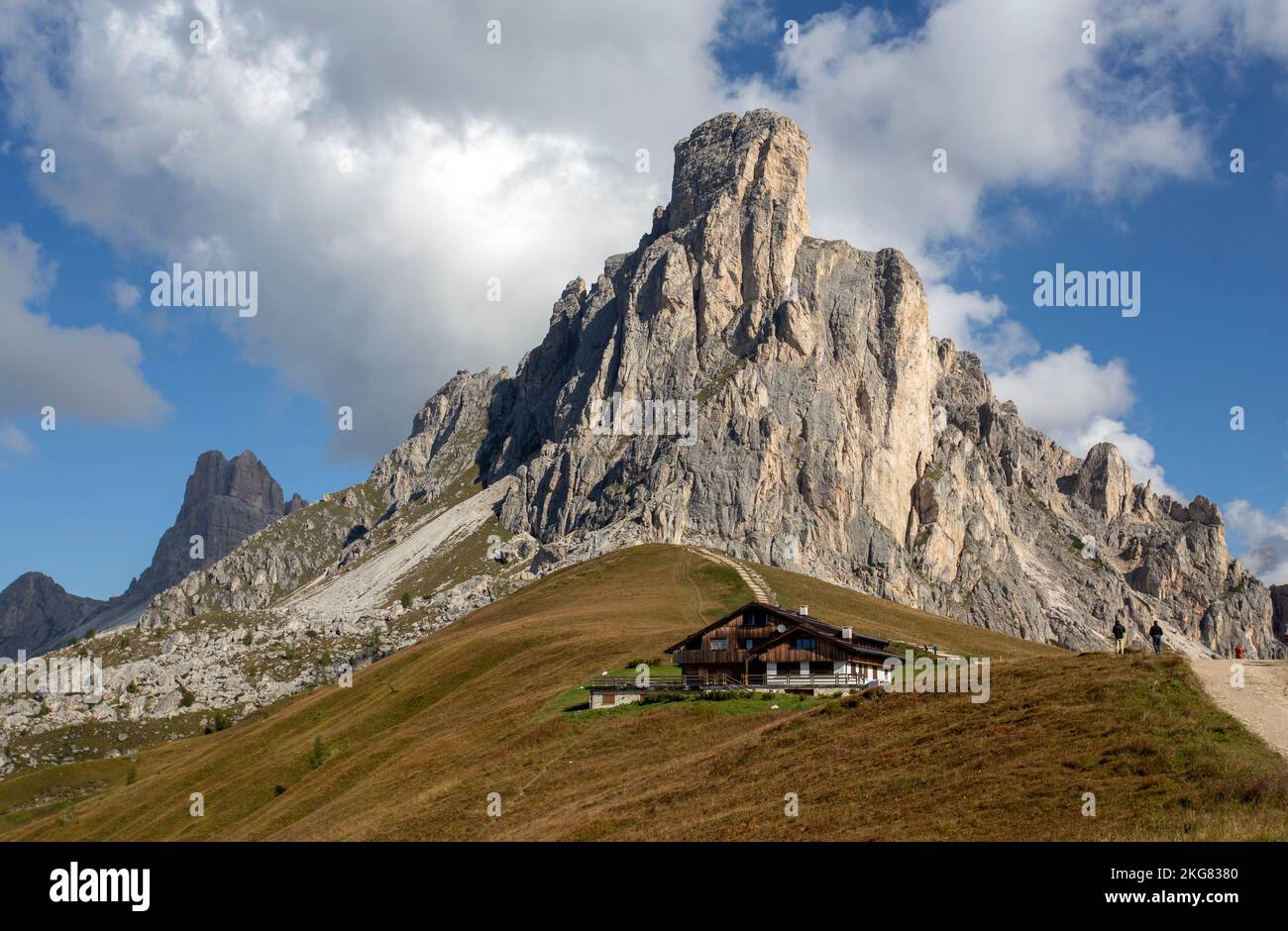 Vue sur le col de Giau avec le mont Gusela dans les Dolomites, province de Belluno, Italie Banque D'Images