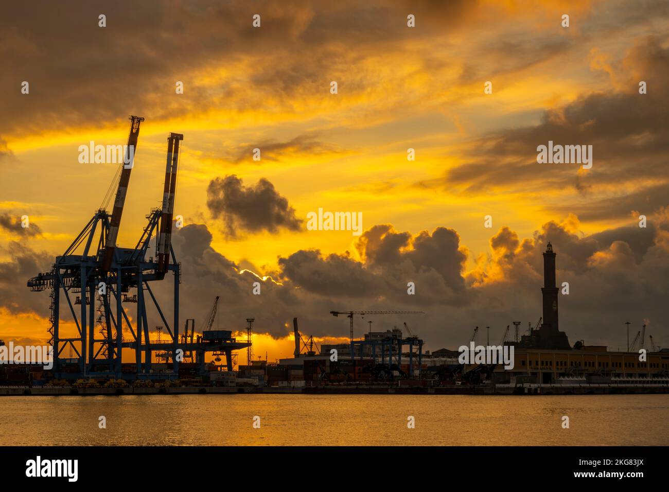 GÊNES, ITALIE, 23 JANVIER 2022 - vue de Lanterna (phare) dans le port de la ville de Gênes au coucher du soleil avec ciel nuageux, Italie Banque D'Images