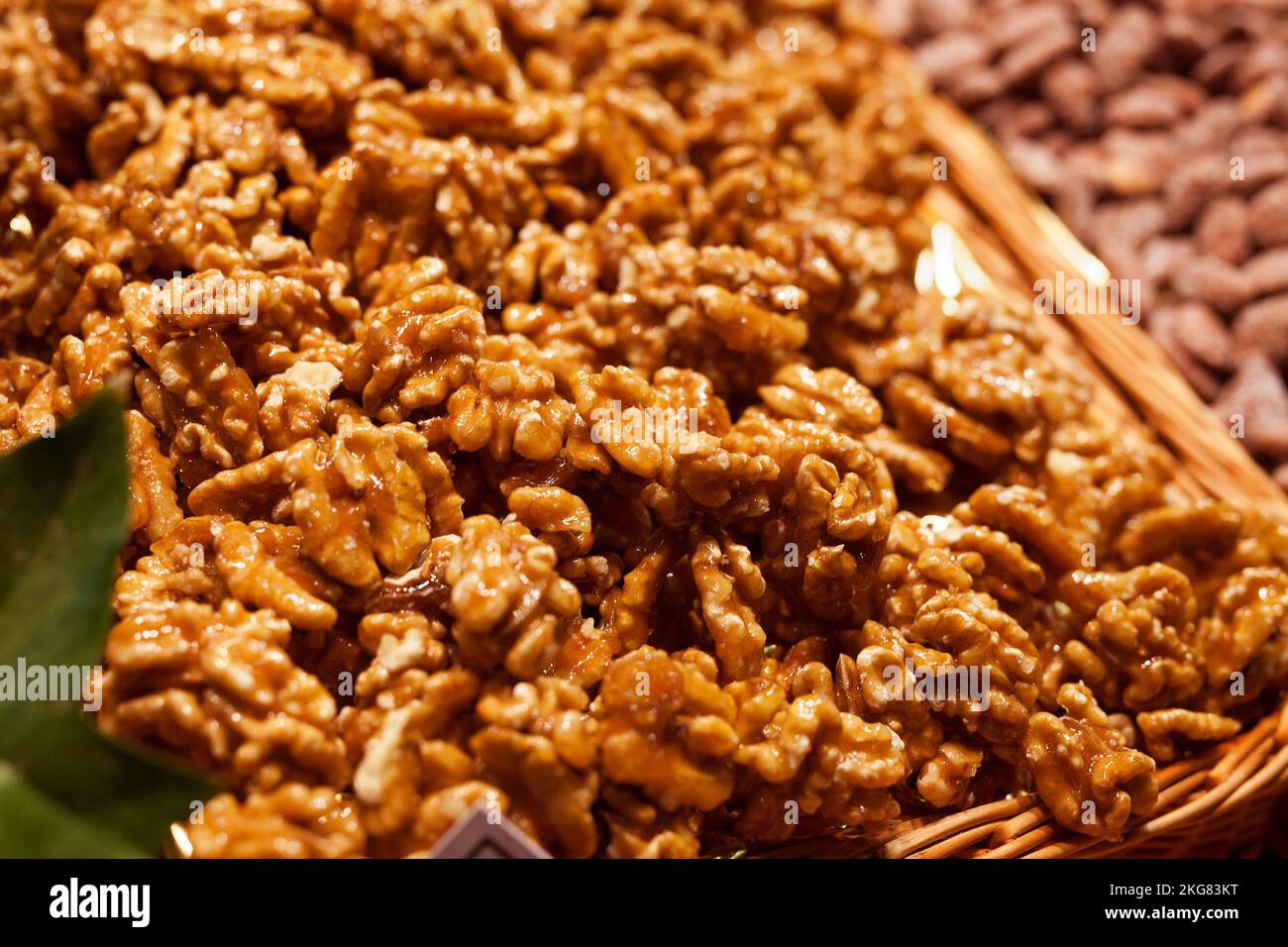 amandes de noyer sucrées en glaçage au caramel sur le comptoir du marché Banque D'Images
