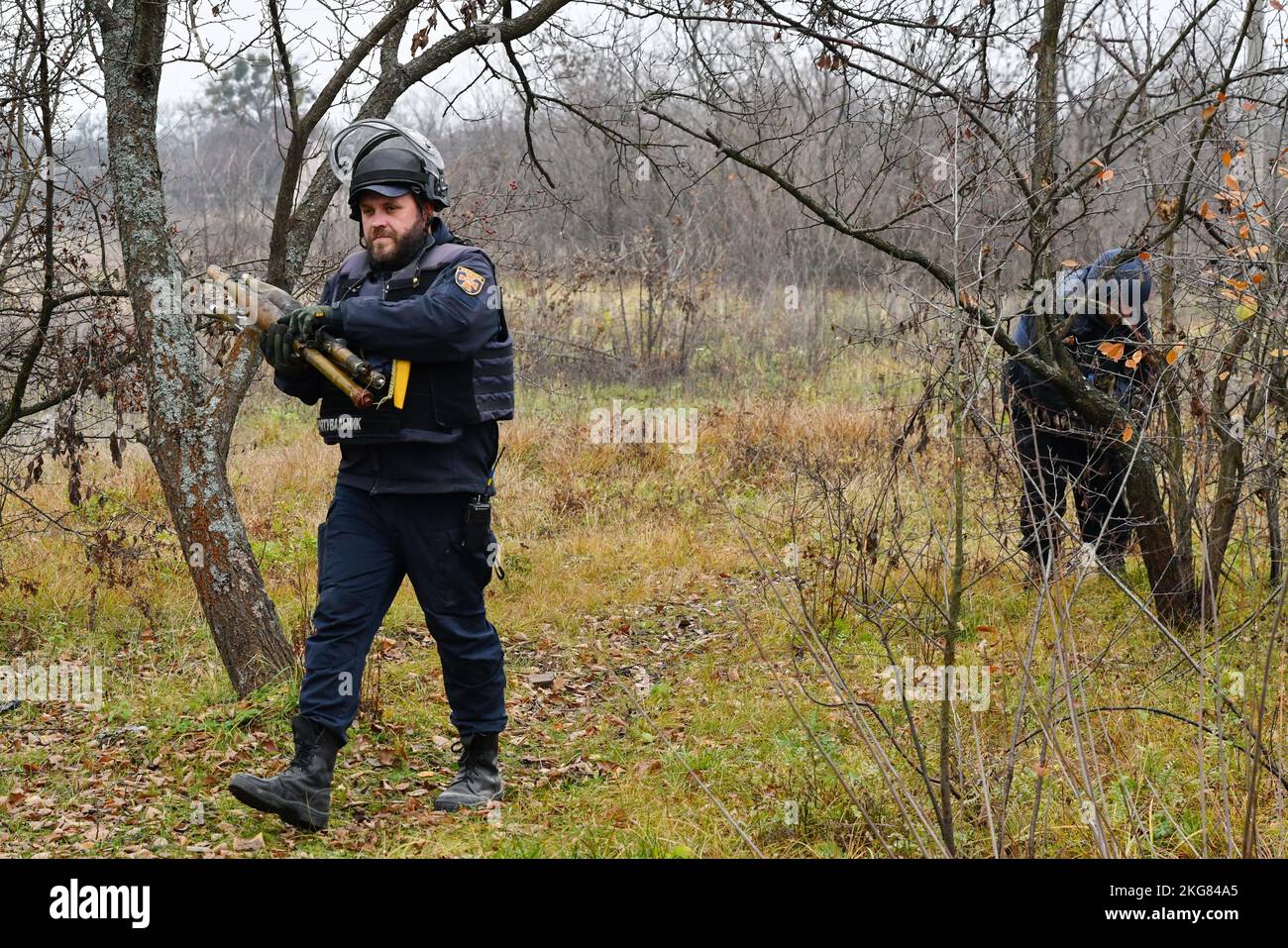 Un sapeur ukrainien transporte des projectiles non explosés lors d'une opération de déminage dans une zone résidentielle du village de Novoselivka. La superficie des territoires ukrainiens minés est aussi grande que deux territoires de l'État autrichien, a déclaré Serhii Kruk, chef du Service d'urgence de l'État ukrainien. Dans les régions de Kherson et de Mykolaiv, les territoires occupés sont activement débarrassés des objets explosifs. Plus de 8 000 kilomètres carrés sont soumis au déminage. D'entre eux, environ 7 000 kilomètres carrés - Le territoire de la région de Kherson et jusqu'à 1,5 mille kilomètres carrés - Mykolaivska. Banque D'Images
