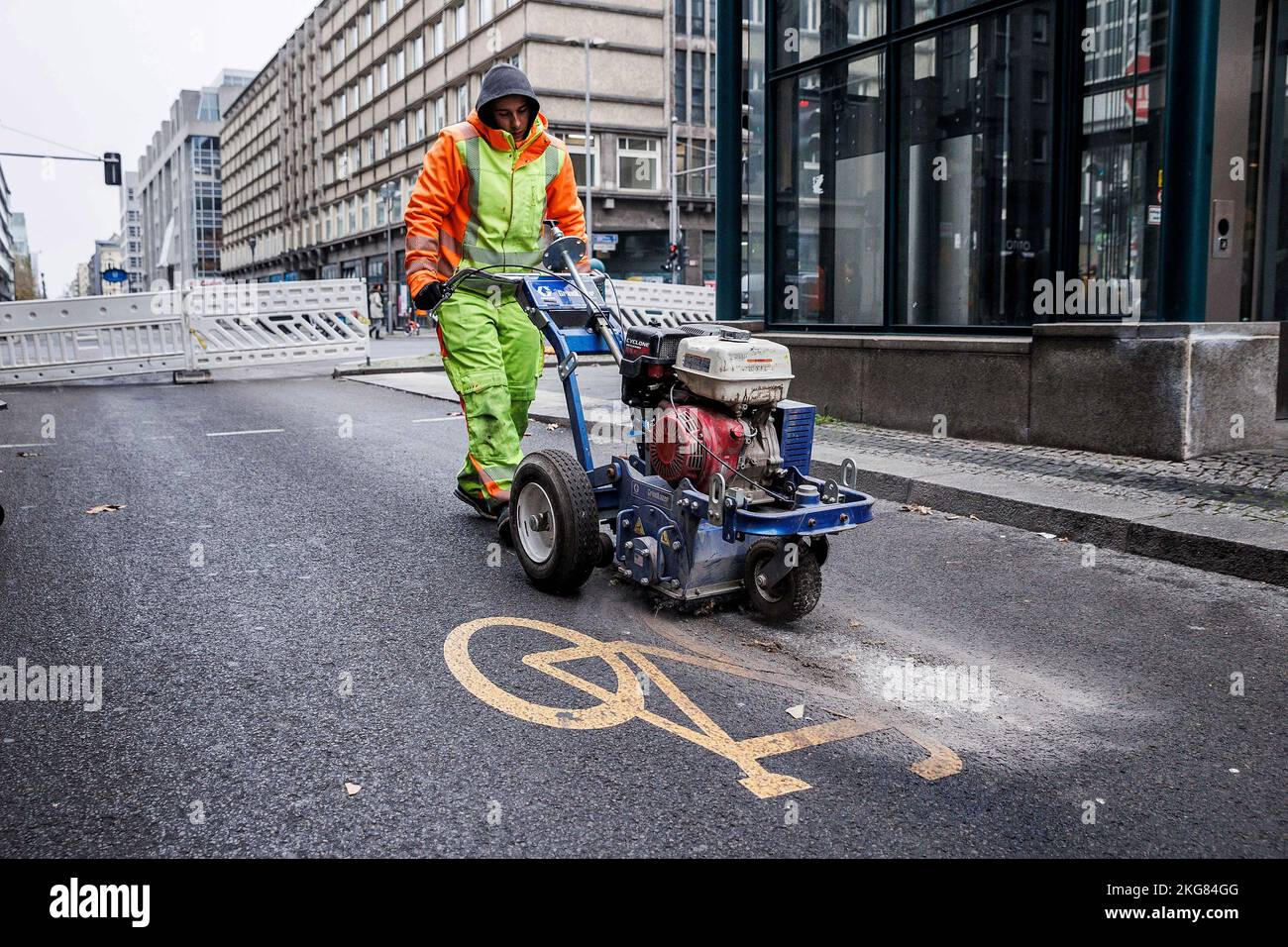 Berlin, Allemagne. 22nd novembre 2022. Un ouvrier enlève un symbole de vélo jaune de la chaussée de Friedrichstraße. L'ancienne piste cyclable sera de nouveau ouverte à la circulation régulière à partir de mercredi. Credit: Carsten Koall/dpa/Alay Live News Banque D'Images