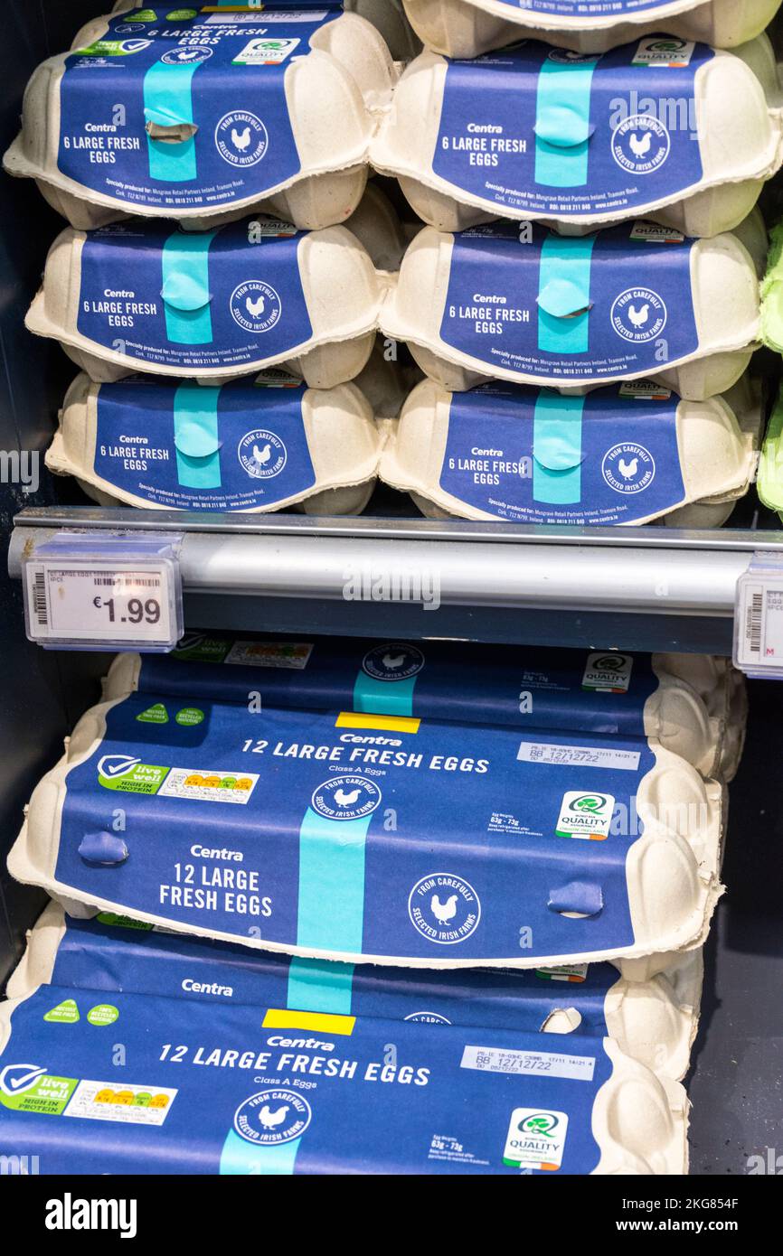 Sélection d'œufs en vente dans un supermarché Centra en Irlande. Banque D'Images