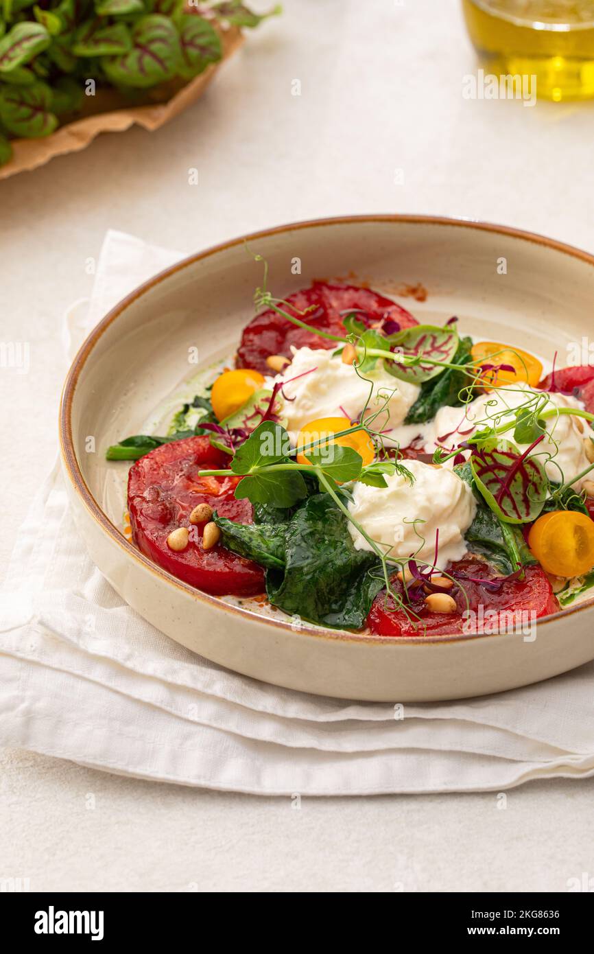 Portion de tomates grillées et de stracciatella Banque D'Images