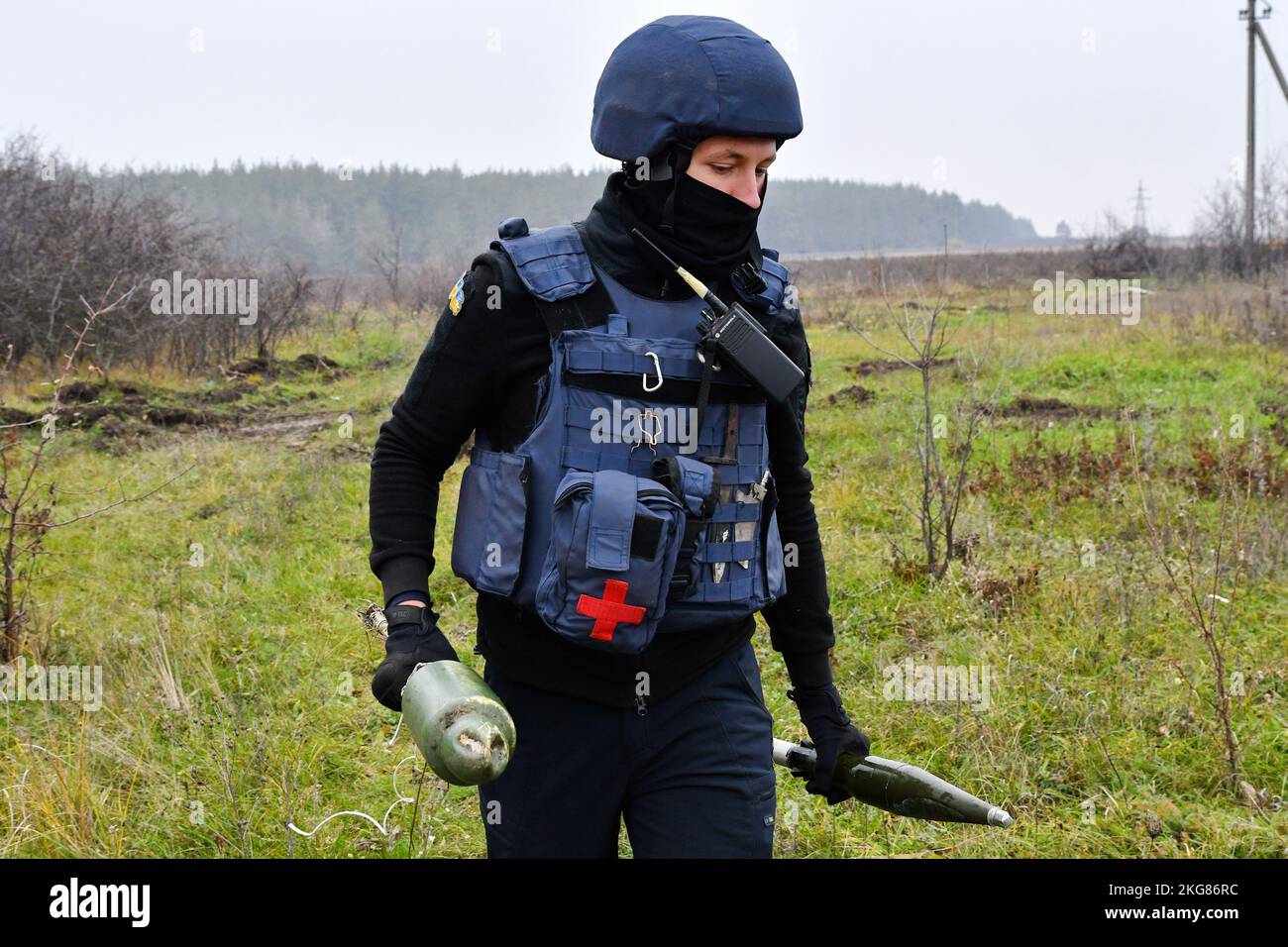 Un sapeur ukrainien transporte des projectiles non explosés lors d'une opération de déminage dans une zone résidentielle du village de Novoselivka. La superficie des territoires ukrainiens minés est aussi grande que deux territoires de l'État autrichien, a déclaré Serhii Kruk, chef du Service d'urgence de l'État ukrainien. Dans les régions de Kherson et de Mykolaiv, les territoires occupés sont activement débarrassés des objets explosifs. Plus de 8 000 kilomètres carrés sont soumis au déminage. D'entre eux, environ 7 000 kilomètres carrés - Le territoire de la région de Kherson et jusqu'à 1,5 mille kilomètres carrés - Mykolaivska. (Photo d'Andriy Andriyenko/S. Banque D'Images