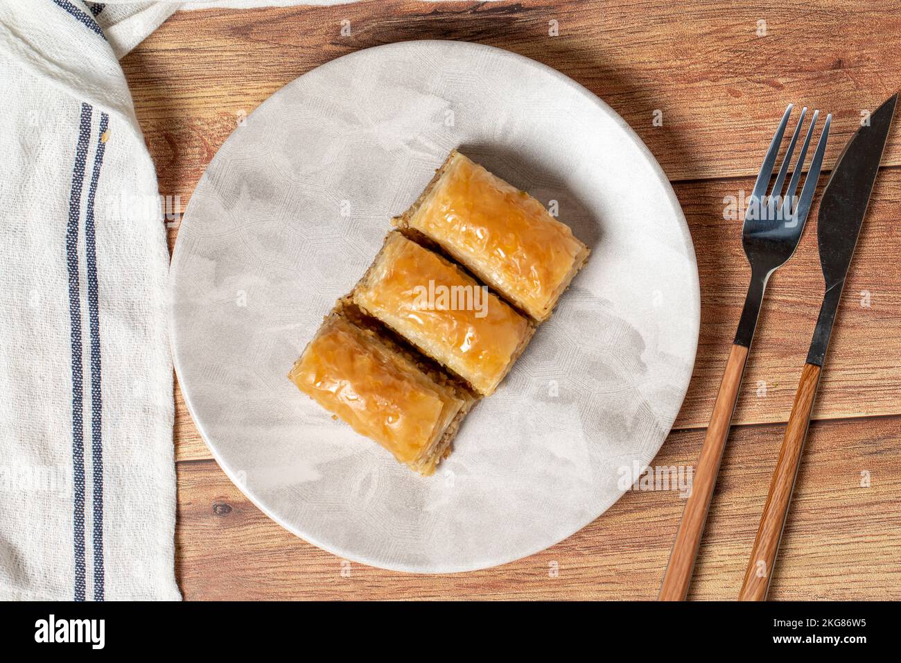 Baklava de noyer sur fond de bois. Spécialités turques. Baklava turque. Vue de dessus Banque D'Images