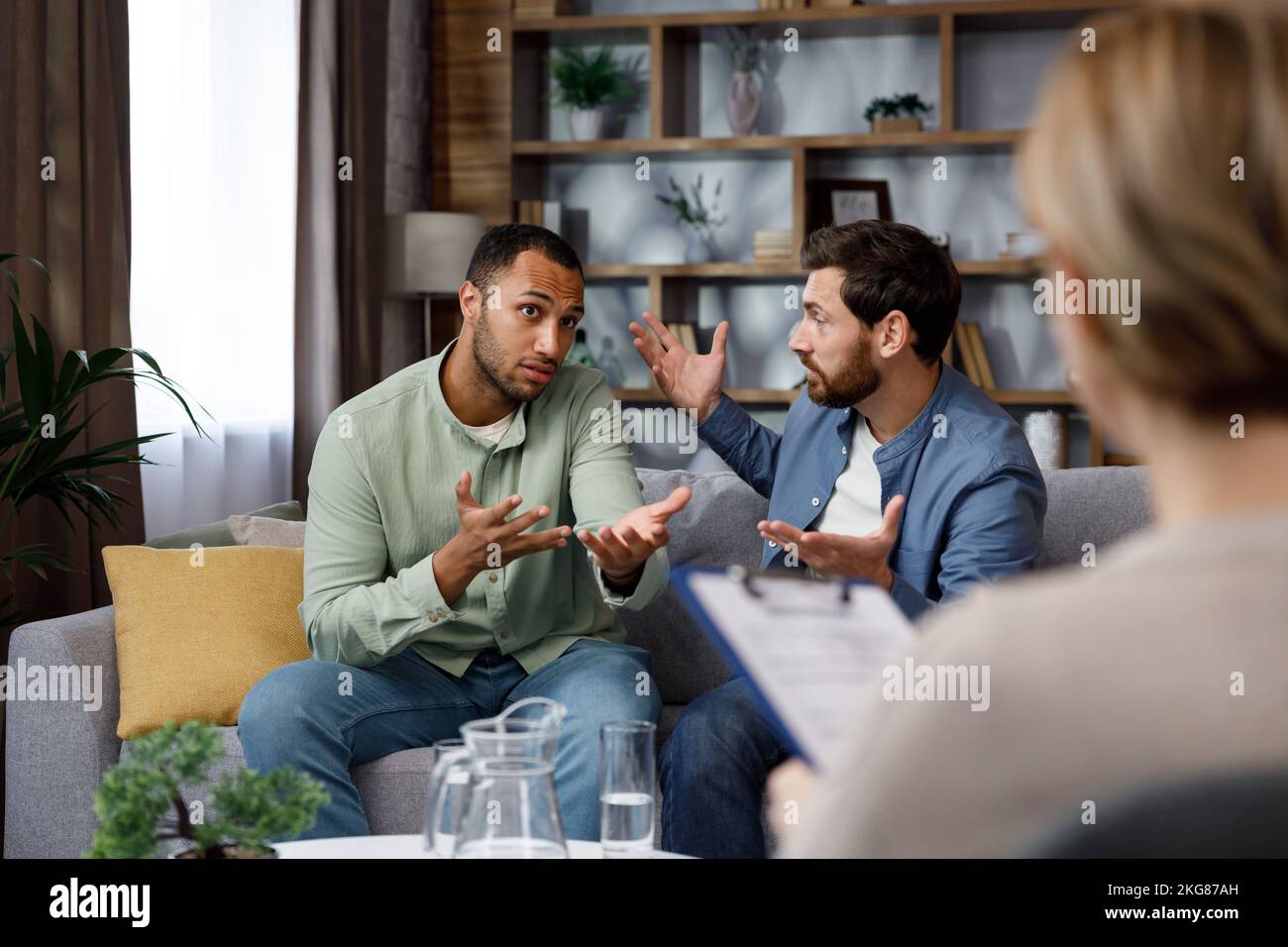 Un psychologue de famille organise une séance dans un beau bureau. Couple LGBT à un rendezvous