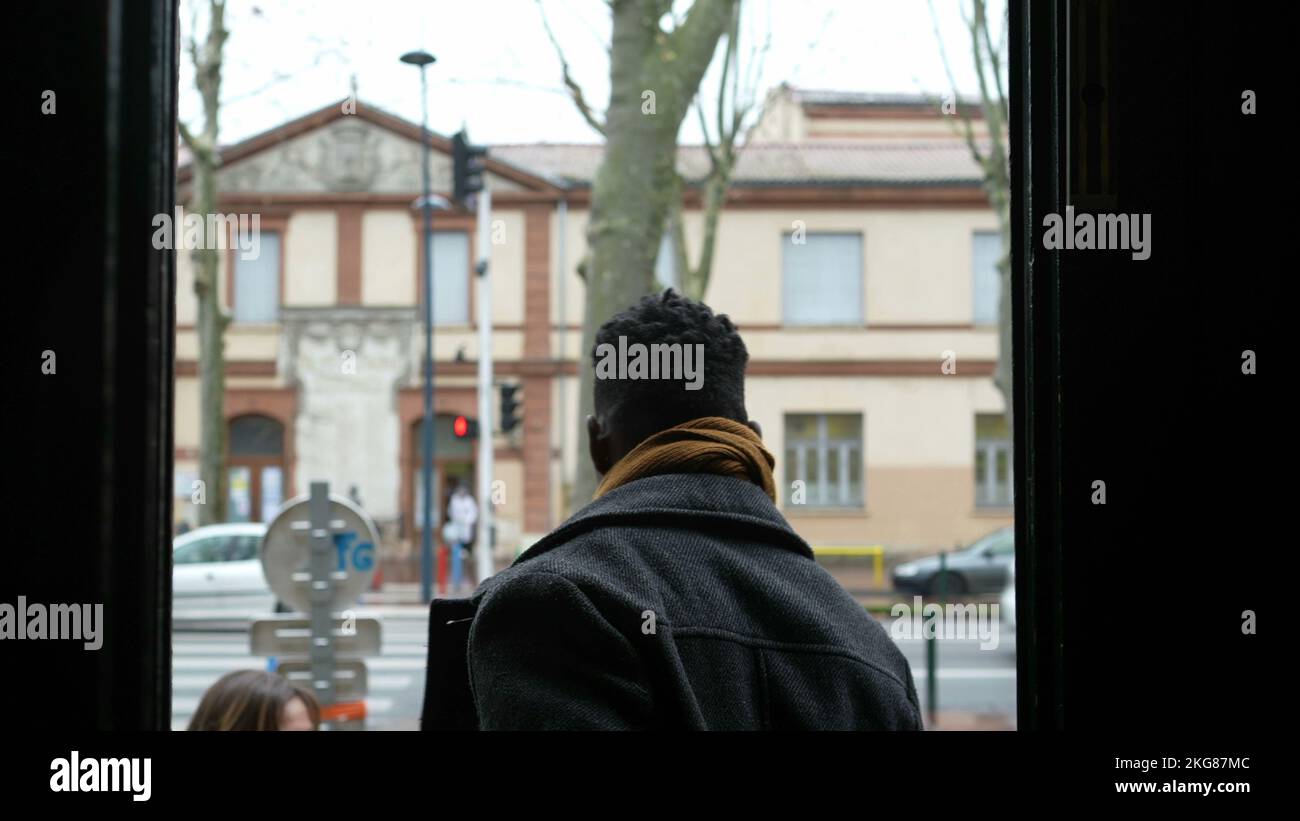 Personne devant la porte d'entrée de l'appartement ouvrant Banque D'Images