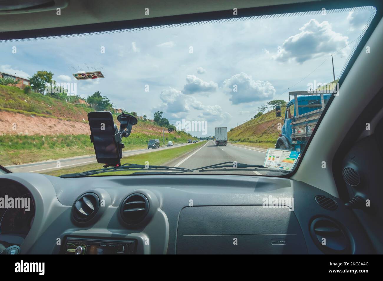 Campinas-sp,brasil-21 novembre,2022: autoroute vue de l'intérieur d'une voiture. Banque D'Images