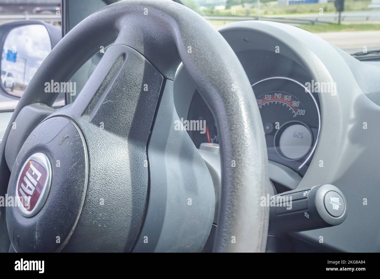Campinas-sp,brasil-21 novembre,2022: Volant d'une voiture de marque Fiat montrant le compteur de vitesse. Banque D'Images