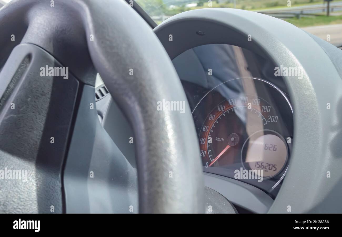 Campinas-sp,brasil-21 novembre,2022: Volant d'une voiture de marque Fiat montrant le compteur de vitesse. Banque D'Images