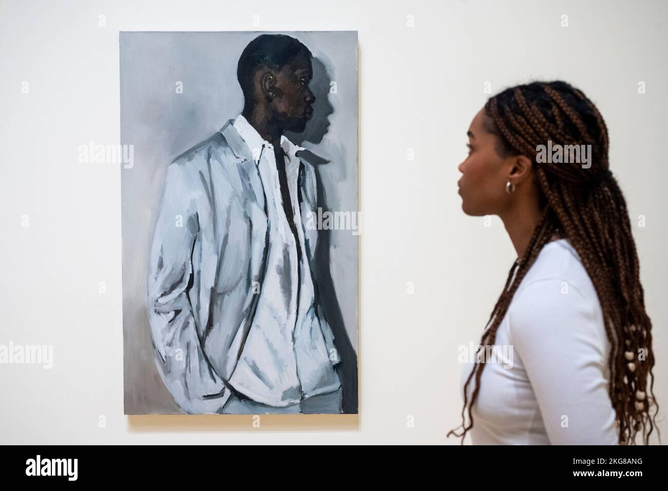 Londres, Royaume-Uni. 22 novembre 2022. Un membre du personnel voit "pour l'amour des Anges", 2018, par Lynette Yiadom-Boakye. Prévisualisez ‘Fly in League with the Night’, une nouvelle exposition de l’artiste britannique Lynette Yiadom-Boakye dont les peintures décrivent des sujets humains créés à partir de son imagination. Plus de 70 tableaux à grande échelle des 20 dernières années de la carrière de l'artiste sont exposés au Tate Britain du 24 novembre 2022 au 26 février 2023. Credit: Stephen Chung / Alamy Live News Banque D'Images