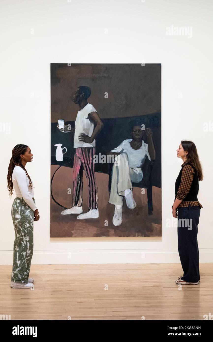 Londres, Royaume-Uni. 22 novembre 2022. Les membres du personnel voient "Alabaster for infidèles", 2019, par Lynette Yiadom-Boakye. Prévisualisez ‘Fly in League with the Night’, une nouvelle exposition de l’artiste britannique Lynette Yiadom-Boakye dont les peintures décrivent des sujets humains créés à partir de son imagination. Plus de 70 tableaux à grande échelle des 20 dernières années de la carrière de l'artiste sont exposés au Tate Britain du 24 novembre 2022 au 26 février 2023. Credit: Stephen Chung / Alamy Live News Banque D'Images