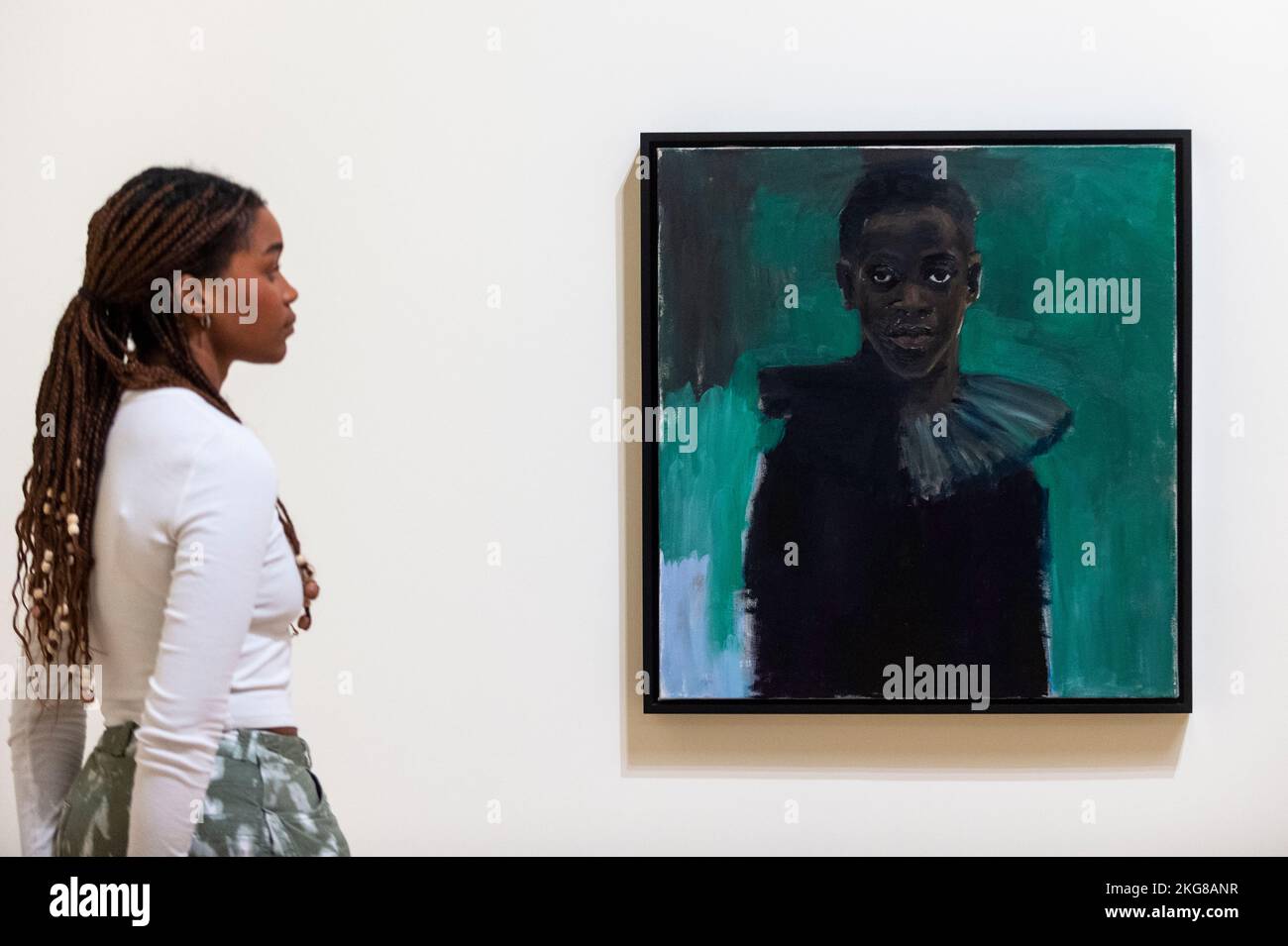 Londres, Royaume-Uni. 22 novembre 2022. Un membre du personnel voit "Une passion comme personne d'autre", 2012, par Lynette Yiadom-Boakye. Prévisualisez ‘Fly in League with the Night’, une nouvelle exposition de l’artiste britannique Lynette Yiadom-Boakye dont les peintures décrivent des sujets humains créés à partir de son imagination. Plus de 70 tableaux à grande échelle des 20 dernières années de la carrière de l'artiste sont exposés au Tate Britain du 24 novembre 2022 au 26 février 2023. Credit: Stephen Chung / Alamy Live News Banque D'Images