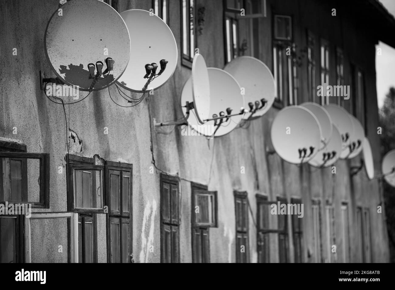 façade de la vieille maison avec de nombreuses antennes satellite Banque D'Images