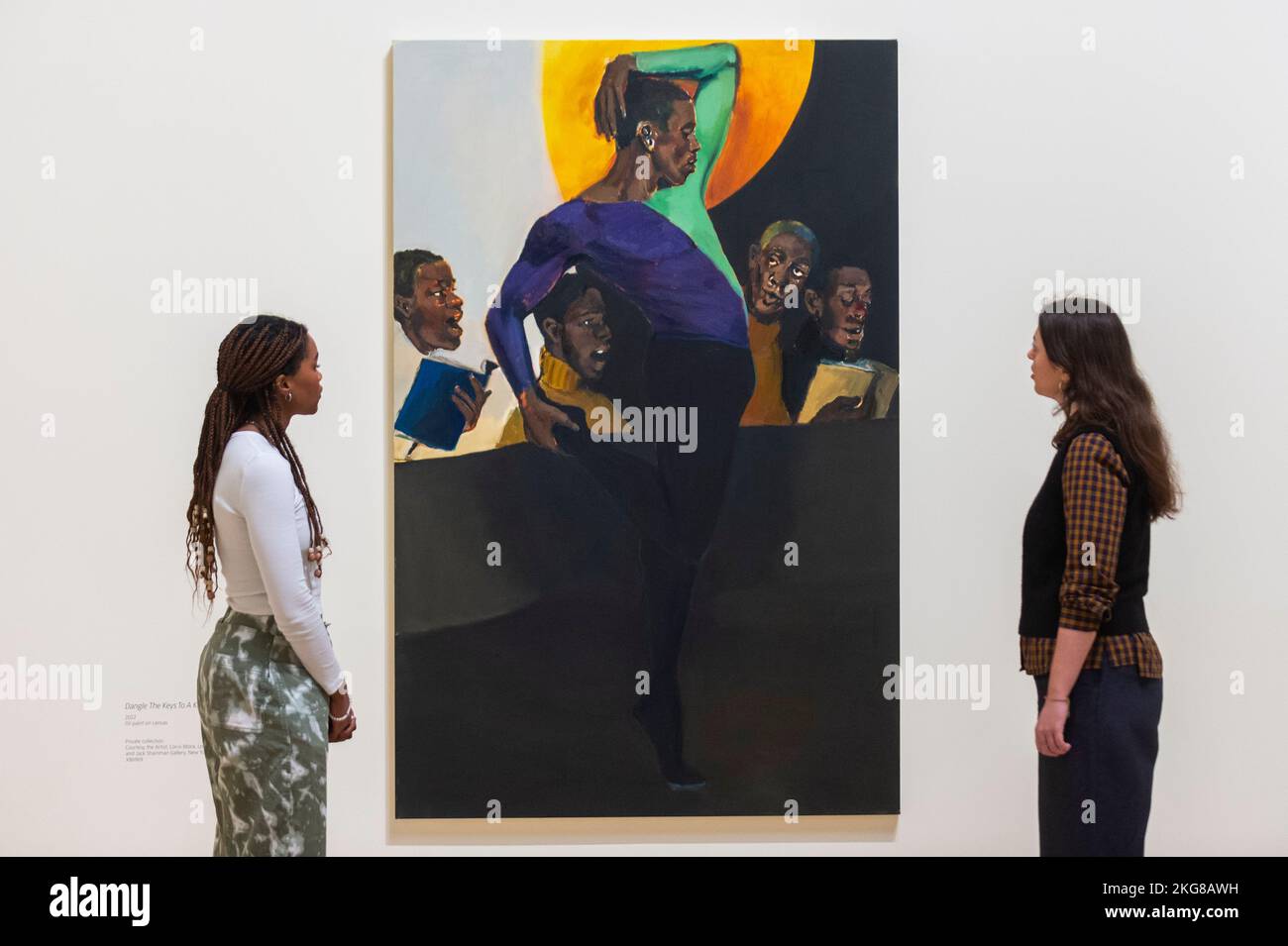 Londres, Royaume-Uni. 22 novembre 2022. Les membres du personnel voient "orienter les clés vers Un Royaume", 2022, par Lynette Yiadom-Boakye. Prévisualisez ‘Fly in League with the Night’, une nouvelle exposition de l’artiste britannique Lynette Yiadom-Boakye dont les peintures décrivent des sujets humains créés à partir de son imagination. Plus de 70 tableaux à grande échelle des 20 dernières années de la carrière de l'artiste sont exposés au Tate Britain du 24 novembre 2022 au 26 février 2023. Credit: Stephen Chung / Alamy Live News Banque D'Images