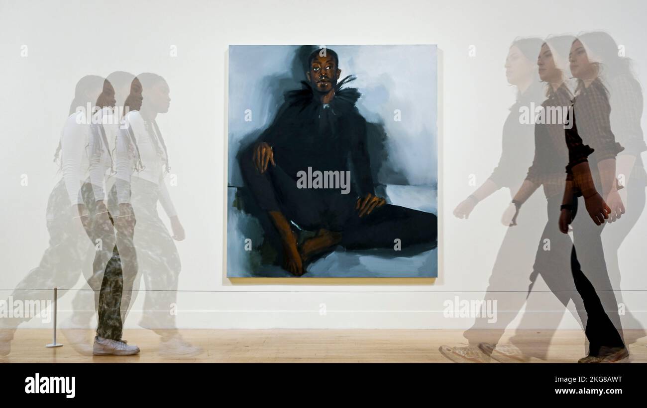 Londres, Royaume-Uni. 22 novembre 2022. Les membres du personnel passent par 'Nightjar', 2022 ans, par Lynette Yiadom-Boakye. Prévisualisez ‘Fly in League with the Night’, une nouvelle exposition de l’artiste britannique Lynette Yiadom-Boakye dont les peintures décrivent des sujets humains créés à partir de son imagination. Plus de 70 tableaux à grande échelle des 20 dernières années de la carrière de l'artiste sont exposés au Tate Britain du 24 novembre 2022 au 26 février 2023. Credit: Stephen Chung / Alamy Live News Banque D'Images