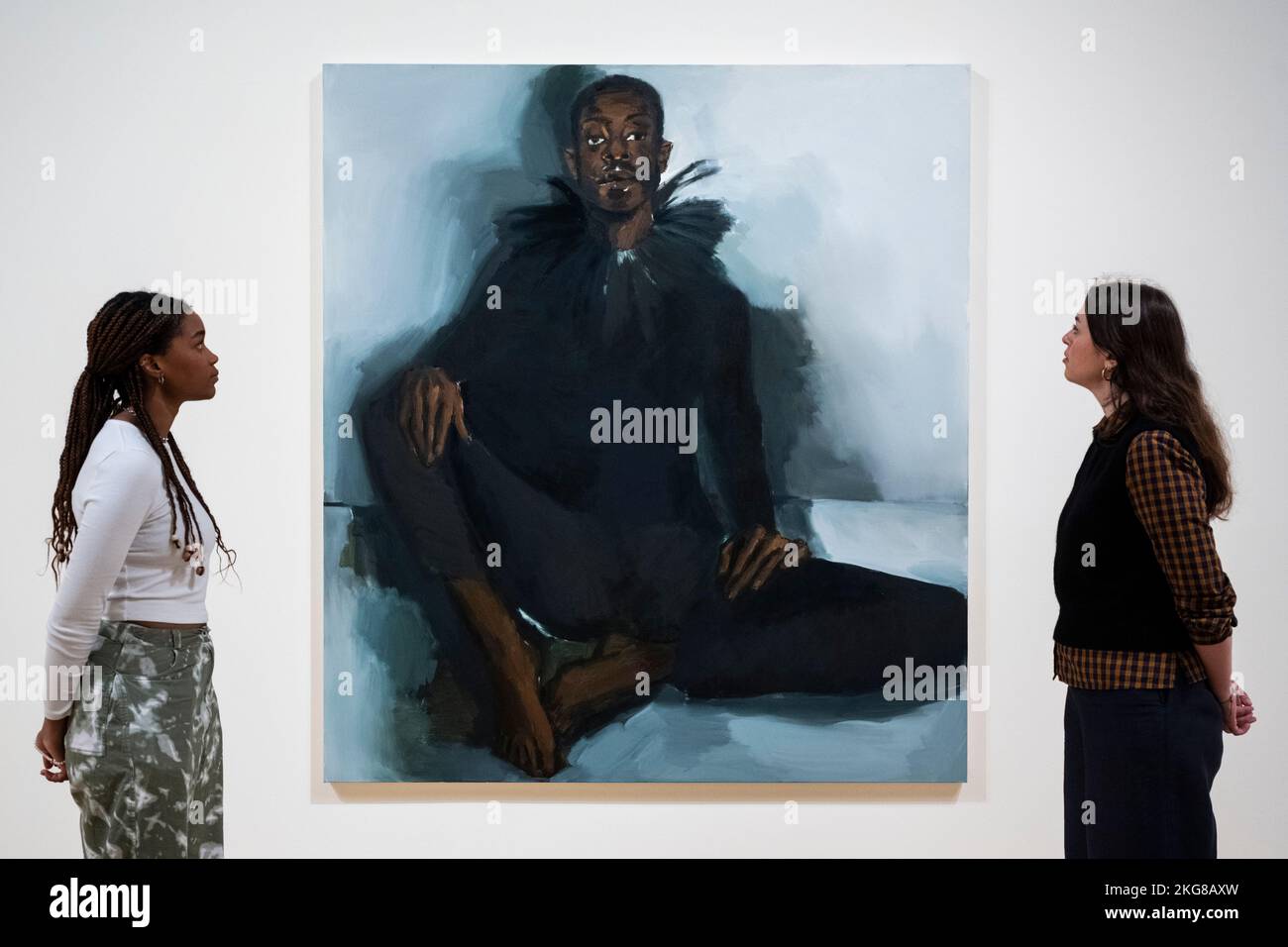 Londres, Royaume-Uni. 22 novembre 2022. Les membres du personnel voient 'Nightjar', 2022 ans, par Lynette Yiadom-Boakye. Prévisualisez ‘Fly in League with the Night’, une nouvelle exposition de l’artiste britannique Lynette Yiadom-Boakye dont les peintures décrivent des sujets humains créés à partir de son imagination. Plus de 70 tableaux à grande échelle des 20 dernières années de la carrière de l'artiste sont exposés au Tate Britain du 24 novembre 2022 au 26 février 2023. Credit: Stephen Chung / Alamy Live News Banque D'Images