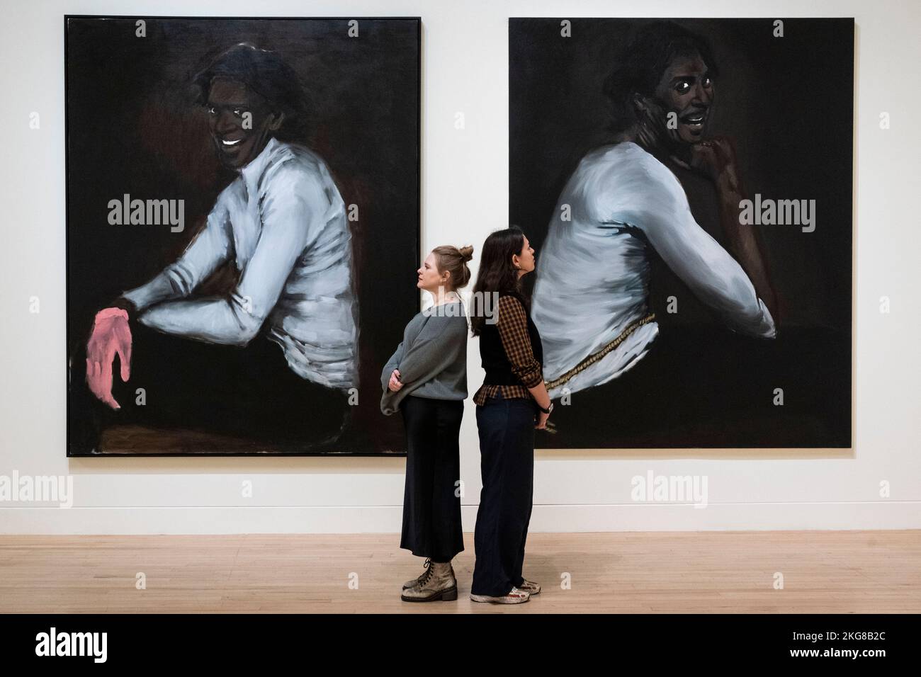 Londres, Royaume-Uni. 22 novembre 2022. Les membres du personnel voient (L) 'Wrist action', 2010, et 'relié à la foi', 2012, par Lynette Yiadom-Boakye. Prévisualisez ‘Fly in League with the Night’, une nouvelle exposition de l’artiste britannique Lynette Yiadom-Boakye dont les peintures décrivent des sujets humains créés à partir de son imagination. Plus de 70 tableaux à grande échelle des 20 dernières années de la carrière de l'artiste sont exposés au Tate Britain du 24 novembre 2022 au 26 février 2023. Credit: Stephen Chung / Alamy Live News Banque D'Images