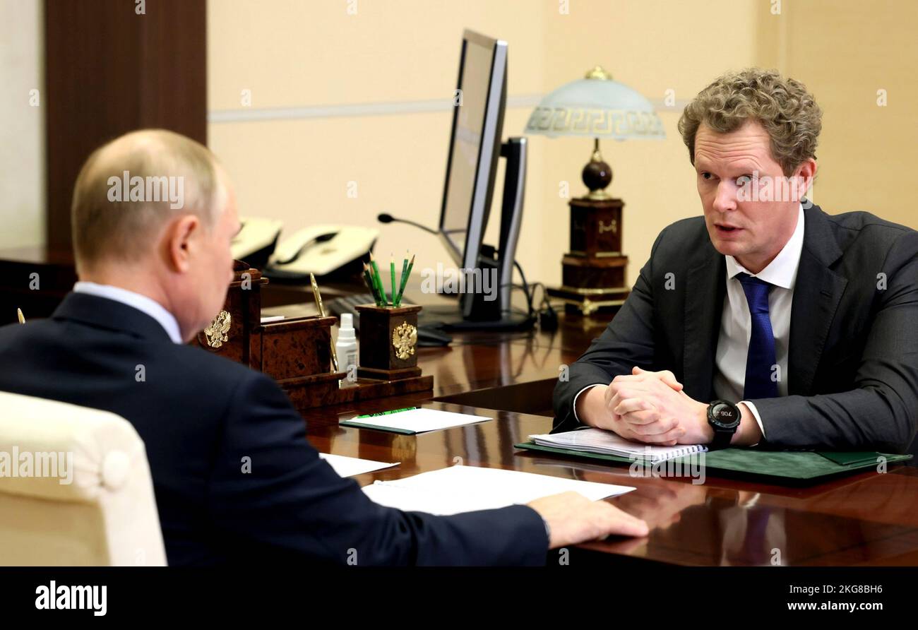 Novo-Ogaryovo, Russie. 22nd novembre 2022. Le président russe Vladimir Poutine tient une rencontre en face-à-face avec le chef du Service fédéral de la fiscalité Daniil Yegorov, à droite, à la résidence présidentielle de Novo-Ogaryovo, à 22 novembre 2022, à Moscou, en Russie. Credit: Mikhail Metzel/Kremlin Pool/Alamy Live News Banque D'Images