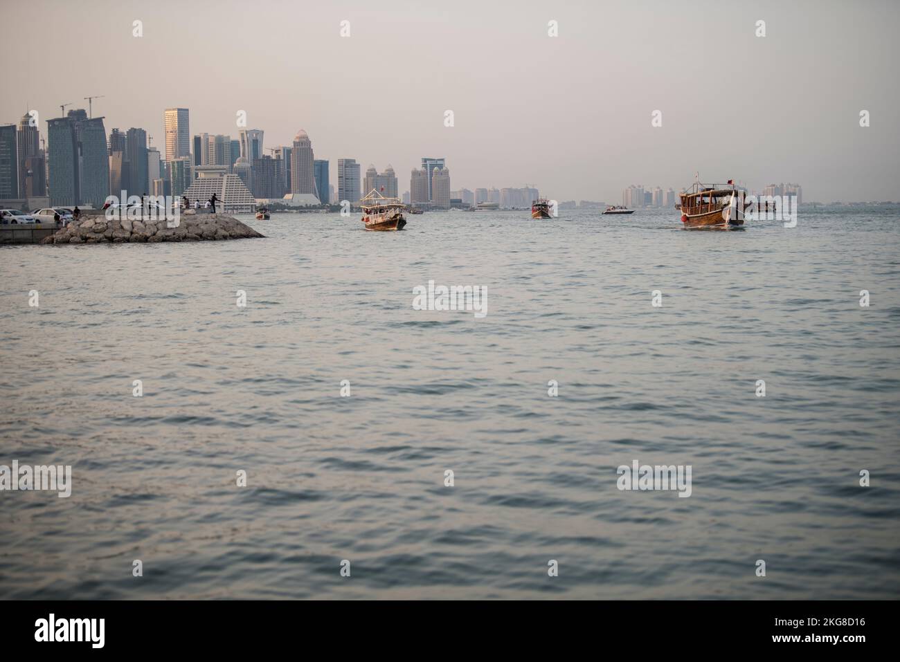 Doha, Qatar- 23 décembre, 2020 : vue de Skyline, district financier de Doha (baie ouest). Banque D'Images Doha, Qatar- 23 décembre, 2020 : vue de Skyline, district financier de Doha (baie ouest). Banque D'Images