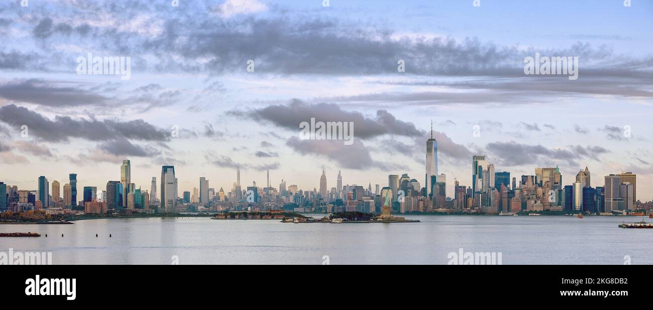 USA, New York, New York, New York, vue panoramique de la ville au coucher du soleil Banque D'Images