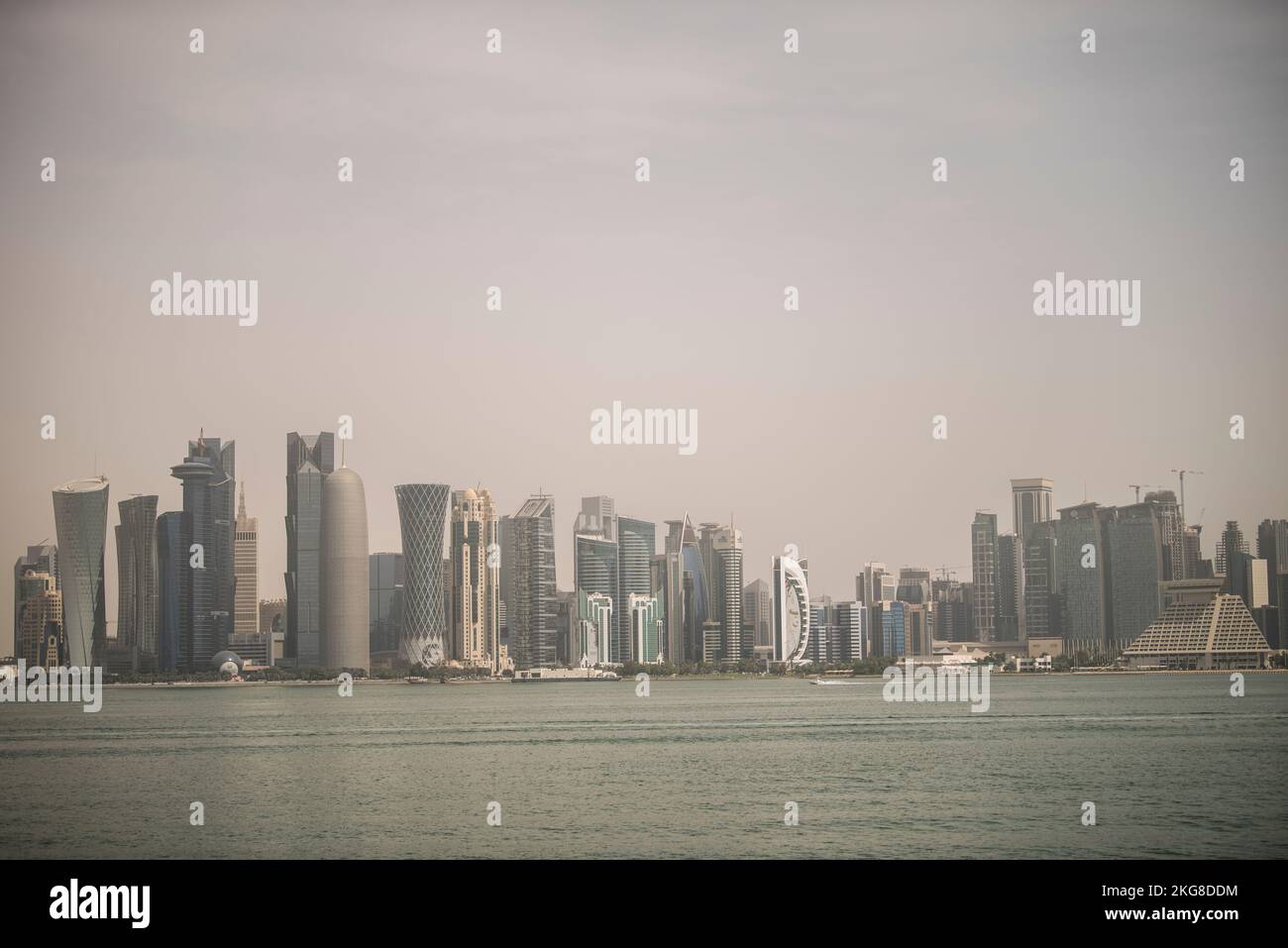 Doha, Qatar- 23 décembre, 2020 : vue de Skyline, district financier de Doha (baie ouest). Banque D'Images Doha, Qatar- 23 décembre, 2020 : vue de Skyline, district financier de Doha (baie ouest). Banque D'Images
