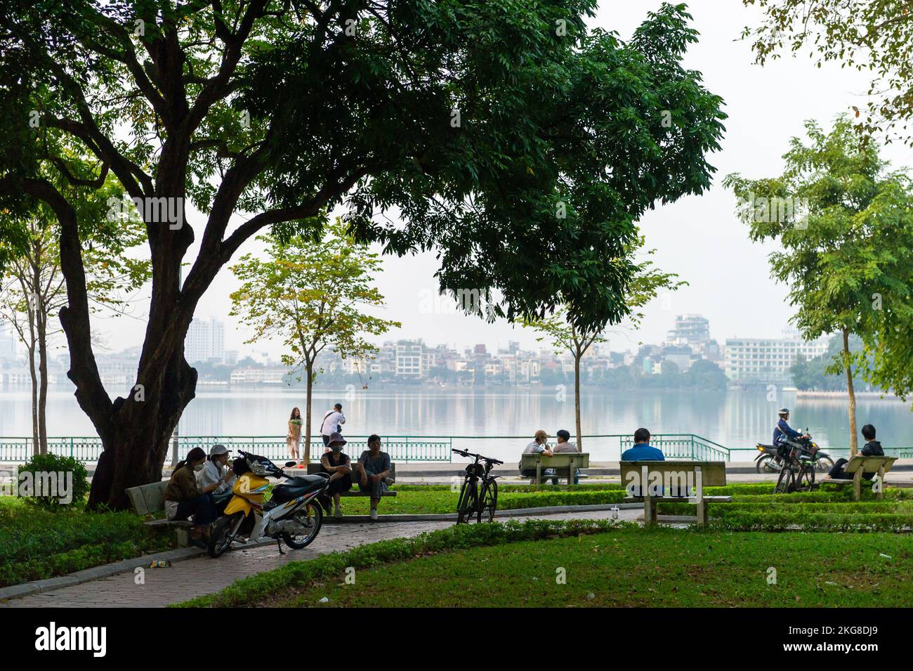 Détente au bord du lac Misty Hồ Tây au crépuscule, Hanoï, Vietnam Banque D'Images