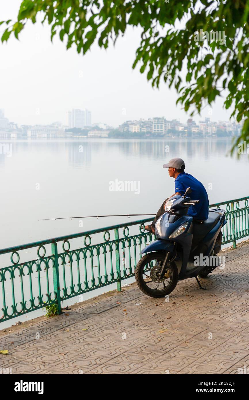 Pêche pour le dîner dans le lac Hồ Tây, Hanoi, Vietnam Banque D'Images