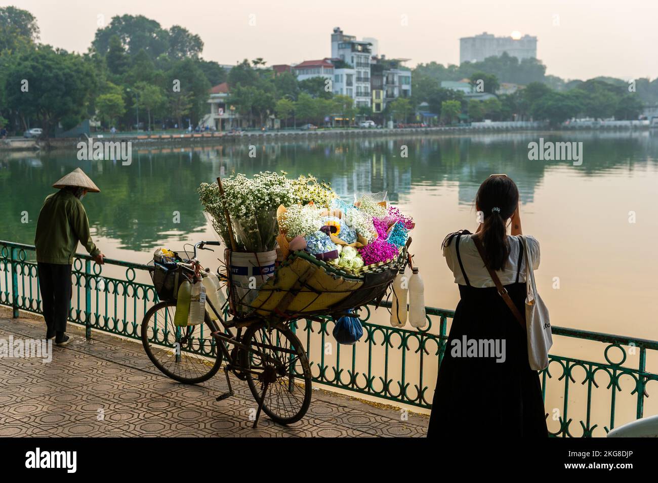 Vendre des fleurs et prendre des photos au coucher du soleil au lac Hồ Tây, Hanoï Vietnam Banque D'Images