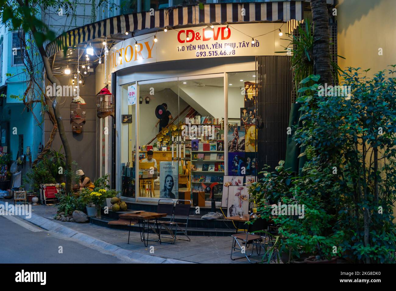 Un magasin de musique vietnamienne au crépuscule dans le district du lac Hồ Tây, Hanoi, Vietnam Banque D'Images