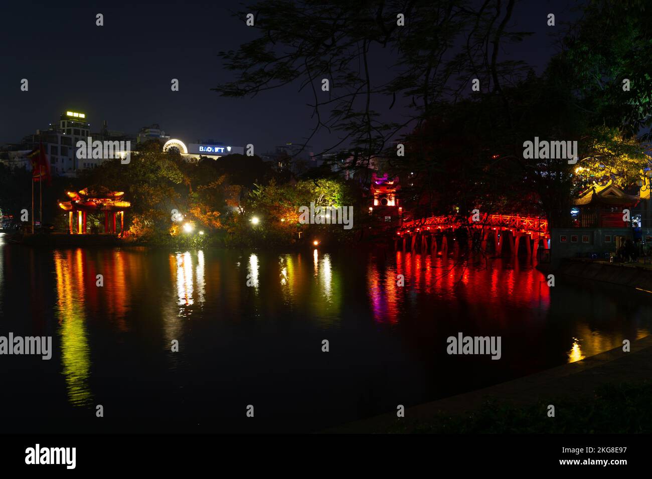 Le Pont Rouge (Pont Thê Húc) et le Temple de la montagne de Jade sur le lac Hoàn Kiếm, Hanoi, Vietnam Banque D'Images
