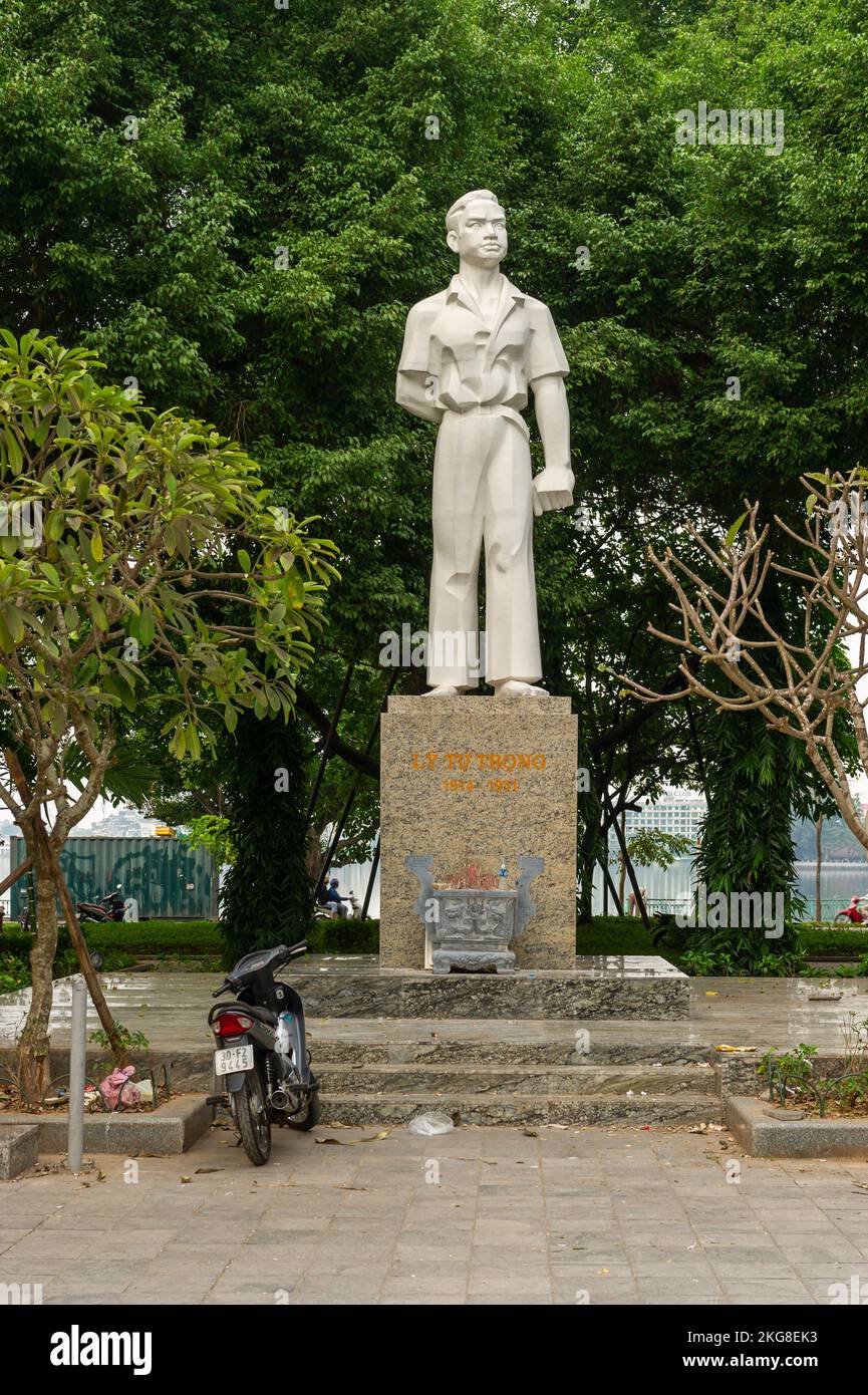 Statue de Lý Tự Trọng à côté du lac Hồ Tây, Hanoï, Vietnam Banque D'Images