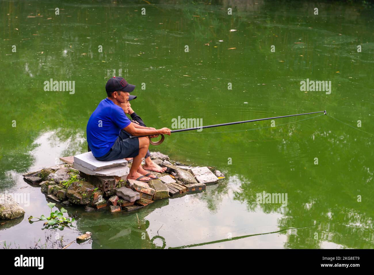 Pêche pour le dîner dans le lac Hồ Tây, Hanoi, Vietnam Banque D'Images