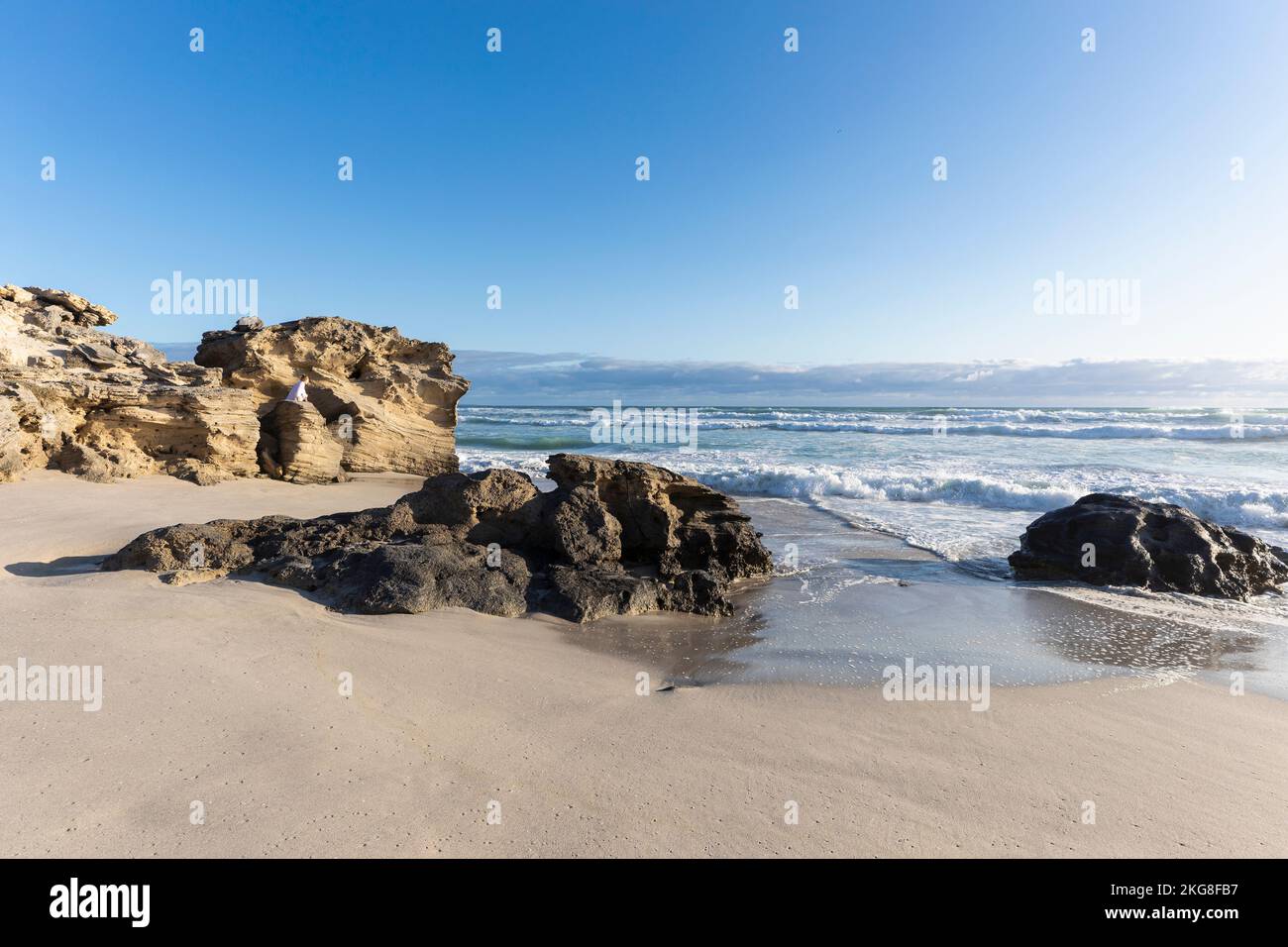 Afrique du Sud, Hermanus, vagues s'écrasant sur la formation de roche sur la plage Banque D'Images