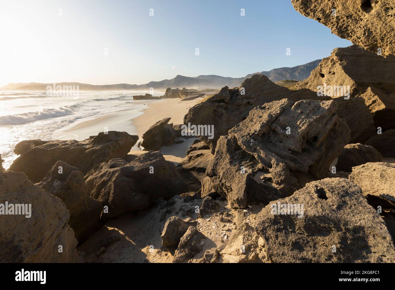 Afrique du Sud, Hermanus, vue des formations rocheuses sur la côte maritime Banque D'Images