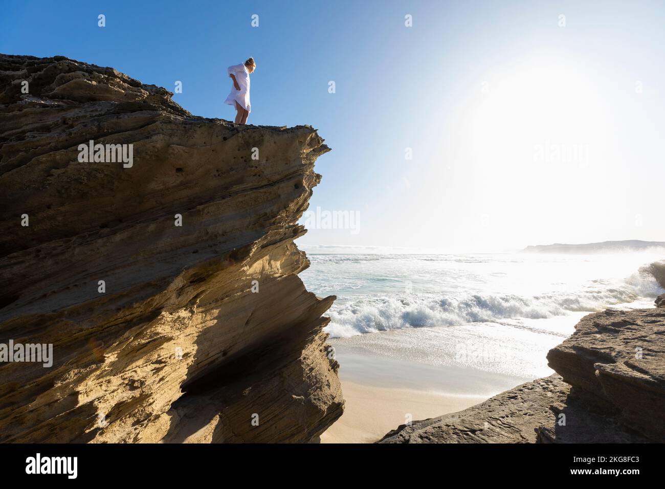 Afrique du Sud, Hermanus, adolescente (16-17) debout sur la falaise et regardant la mer Banque D'Images