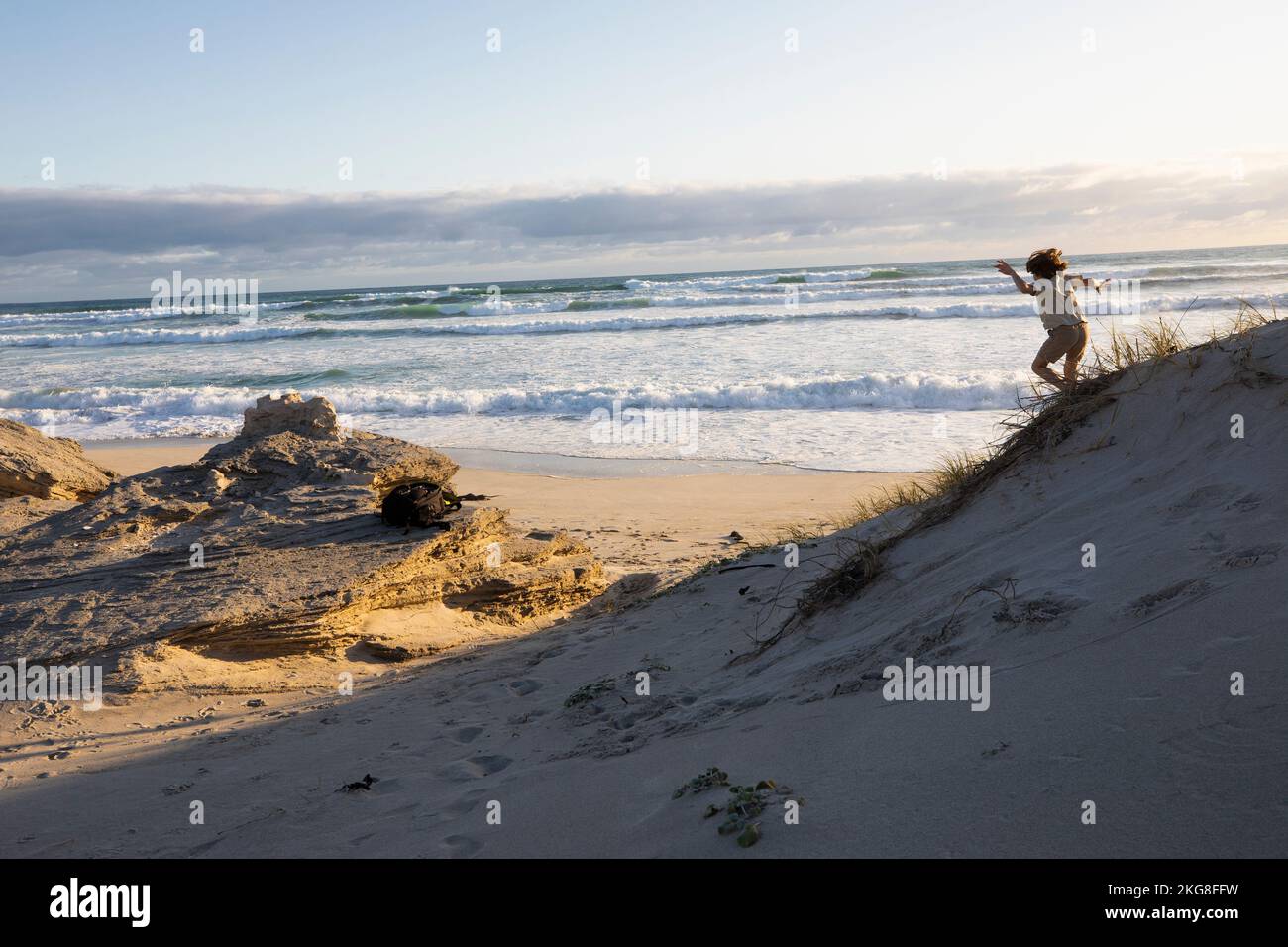Afrique du Sud, Hermanus, Boy (8-9) sautant sur une dune de sable Banque D'Images