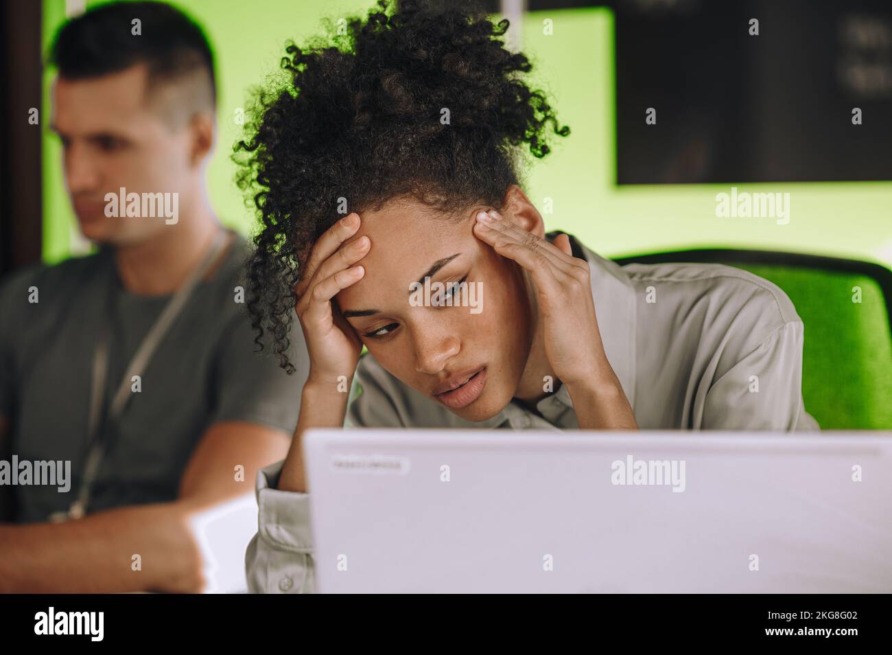 Jeune employé de bureau souffrant d'un mal de tête de tension Banque D'Images