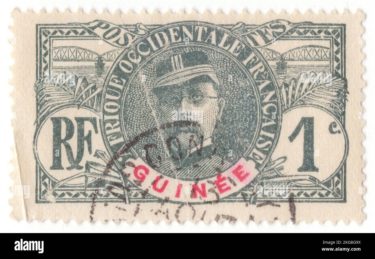 GUINÉE FRANÇAISE - 1906 : timbre-poste gris de 1 centimes représentant le portrait du général Louis Faidherb. 'Faidherbe' de type clé française inscrite en rouge 'GUINEE'. Louis Leon Cesar Faidherbe était un général français et administrateur colonial. Il a créé les tirailleurs sénégalais lorsqu'il était gouverneur du Sénégal. Au cours de sa carrière militaire, Faidherbe est décoré des cinq degrés de la Légion d'honneur : le Chevalier en 1852, l'Officier en 1855, le Commandeur en 1861, le Grand Officier en 1871 et la Grande Croix en 1880 Banque D'Images