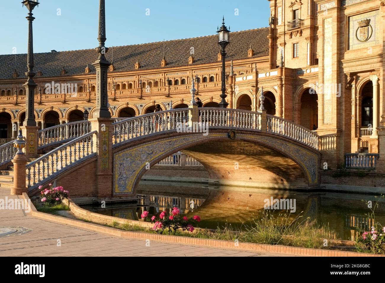 Espagne, Séville, Canal reflétant le pont de l'arche sur la Plaza de Espagna Banque D'Images