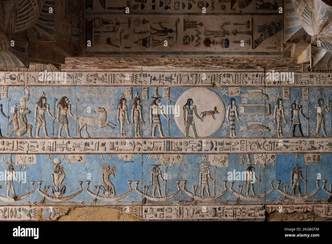 Égypte, Esna, hiéroglyphes sculptés dans le plafond du Temple de la Dendarah Banque D'Images