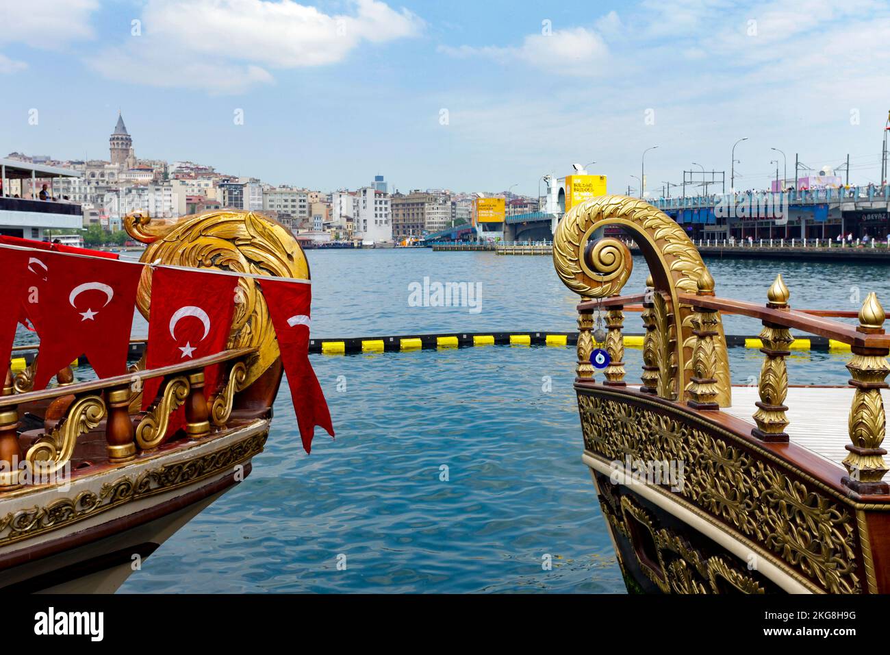 Turquie, Istanbul, bateaux amarrés avec ornements d'or sur le Bosphore Banque D'Images