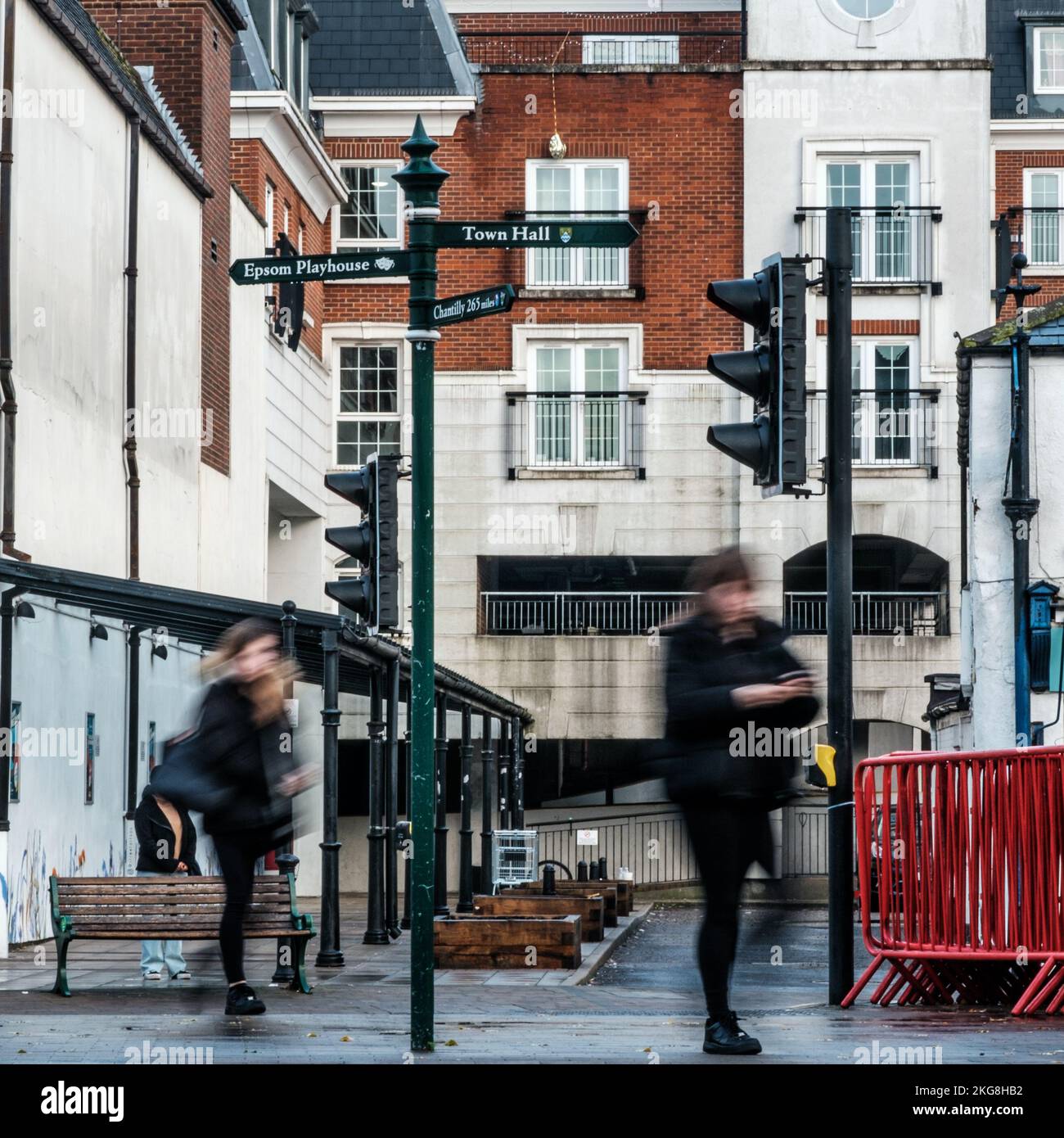 Epsom, Surrey, Londres, Royaume-Uni, 20 novembre 2022, image de deux femmes traversant une route floue et surréaliste pour impliquer mouvement et mouvement Banque D'Images