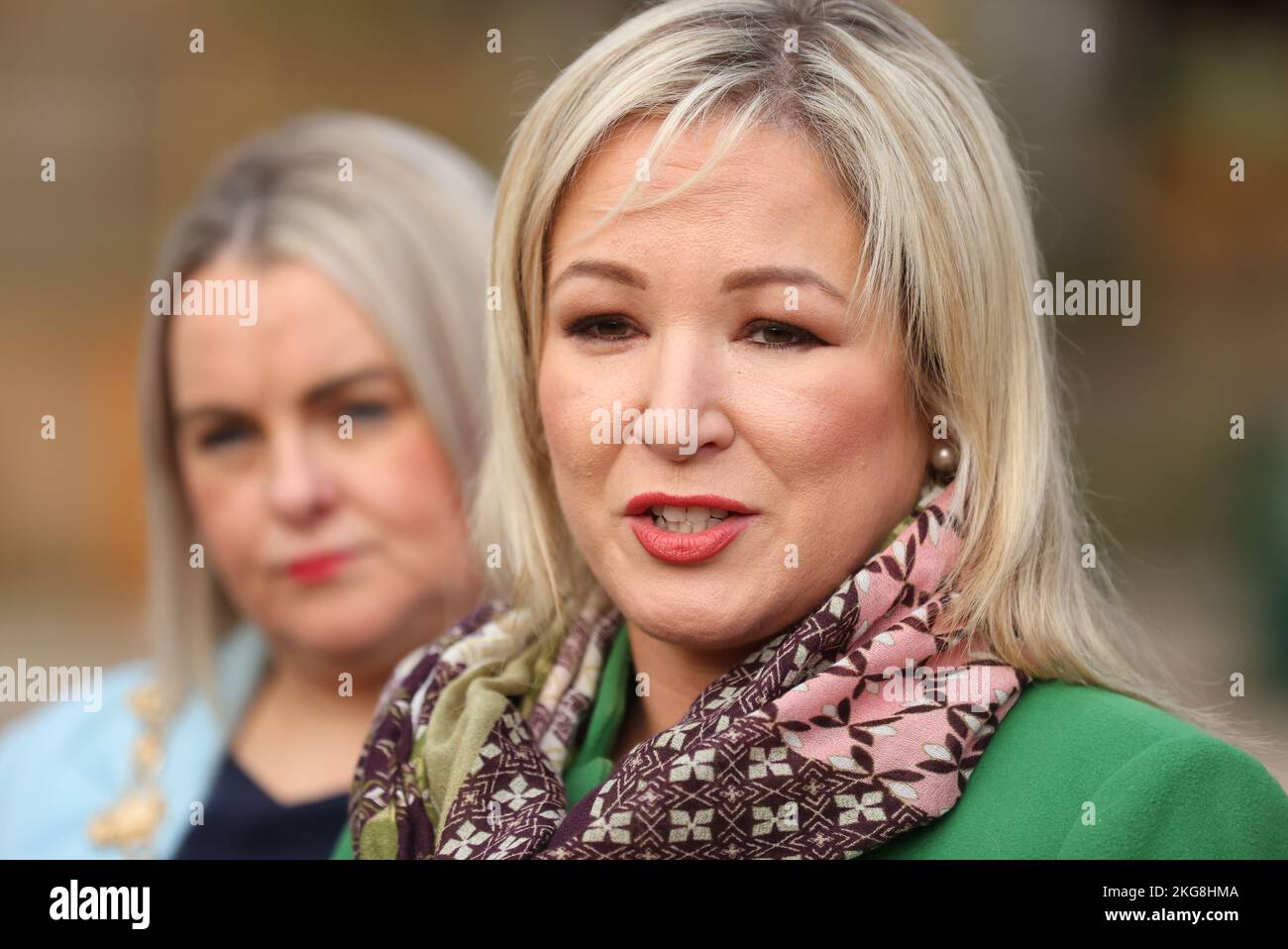 Michelle O'Neill, vice-présidente de Sinn Fein, s'adresse aux médias à l'extérieur du Guildhall, Derry City, Co Londonderry. Michelle O'Neill a déclaré que l'exécutif de Stormont doit revenir pour mettre de l'argent dans les poches des gens lors d'une crise sans précédent du coût de la vie. S'exprimant lors d'une visite à Londonderry, le vice-président de Sinn Fein a également déclaré que les gens d'Irlande du Nord devaient choisir entre acheter du carburant et de la nourriture. Date de la photo: Mardi 22 novembre 2022. Banque D'Images
