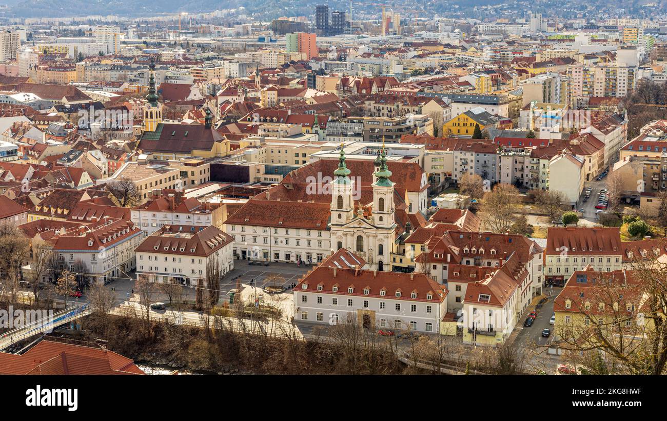 Vue sur l'église de Mariahilf, l'église miséricordieuse de l'Annonciation et la ville environnante. Jour d'hiver ensoleillé. Graz, Styrie, Autriche. Banque D'Images