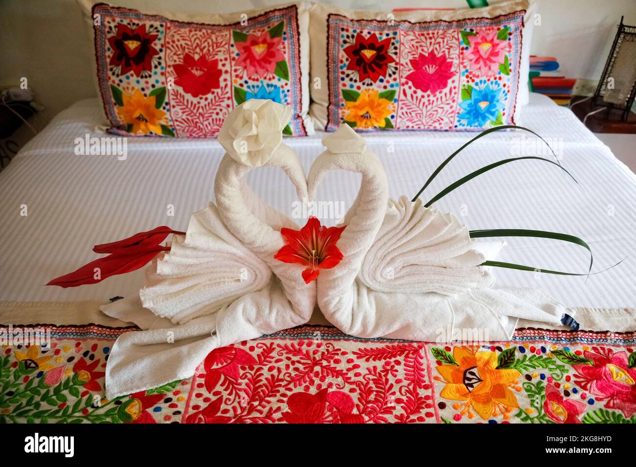 Décor romantique des lits avec des serviettes de bain Banque D'Images