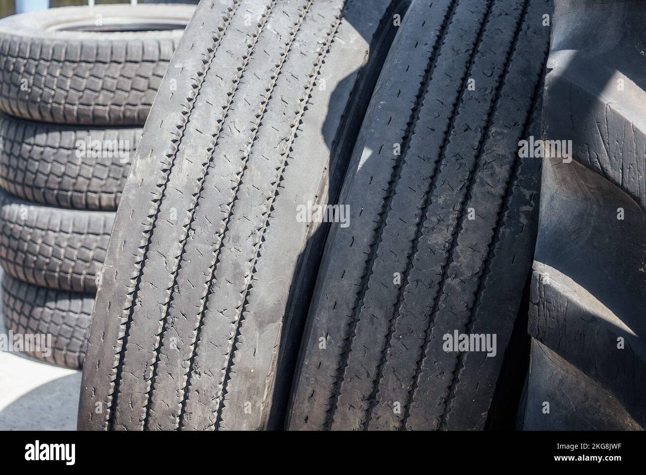 Vieux pneu de voiture ou de machines agricoles sans protection. Recyclage des roues en caoutchouc. Recyclage et produits recyclables. Décharge industrielle. Banque D'Images