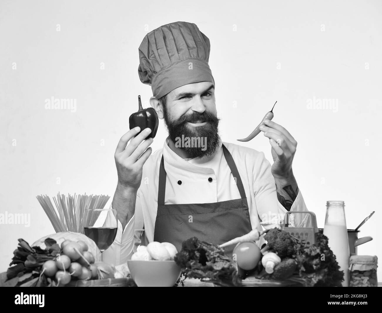 Le chef prépare le repas. Concept du processus de cuisson. Homme avec barbe Banque D'Images